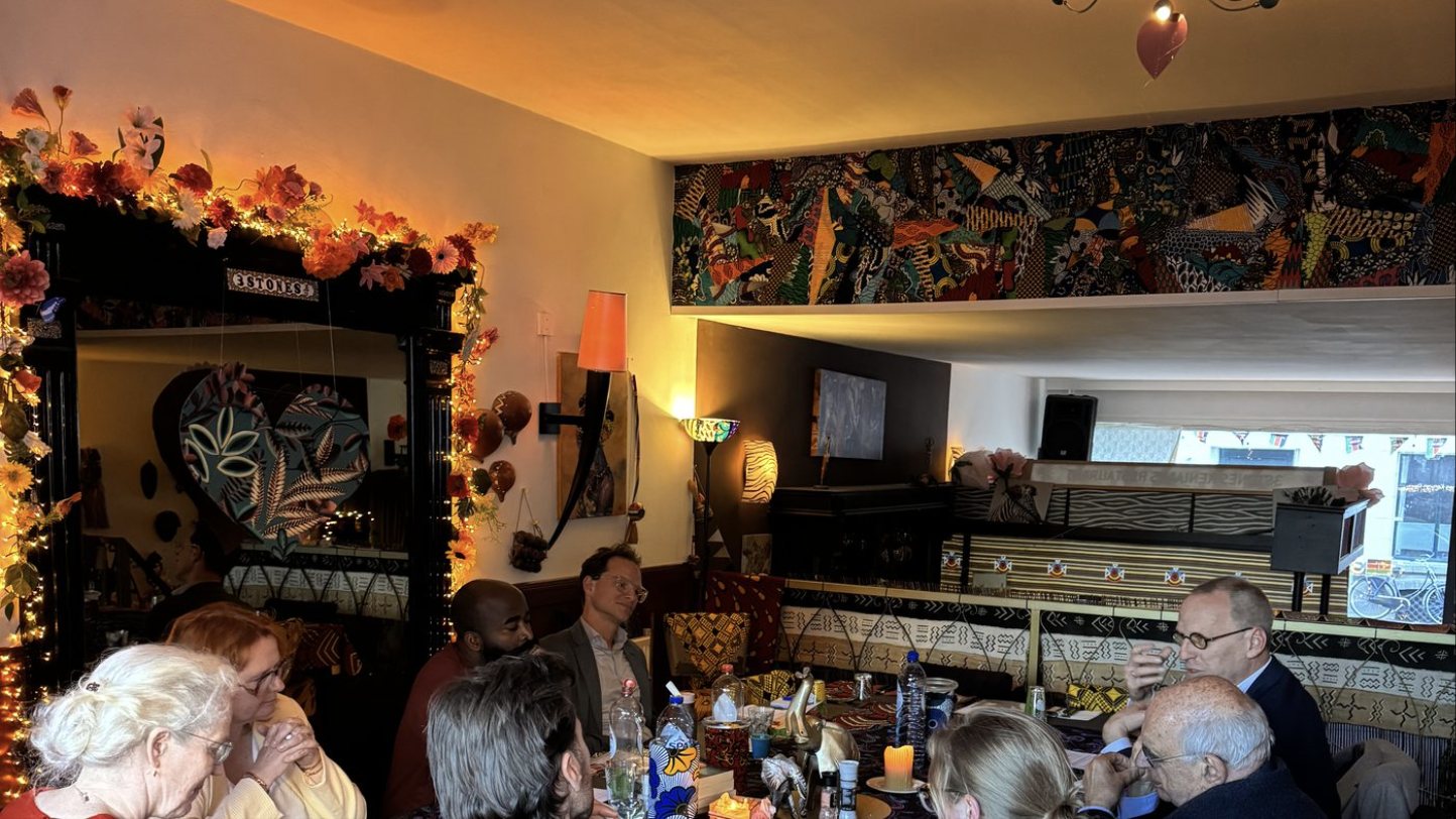 Gasten aan tafel tijdens een eerdere editie van Kiza’s Keuken, in warm avondlicht