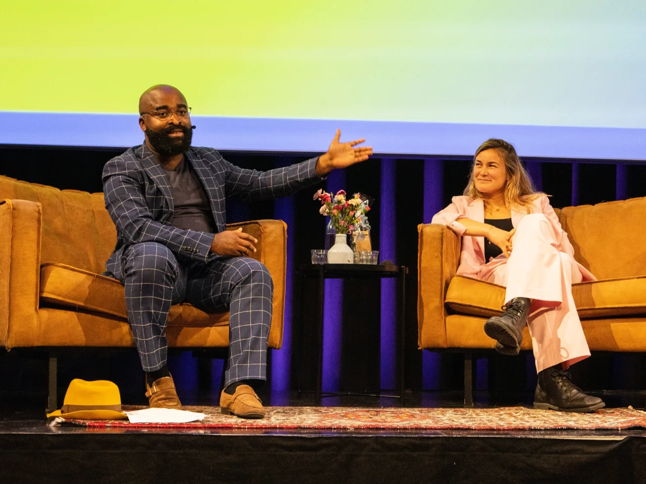 Kiza Magendane en Eline Ruisendaal op een podium